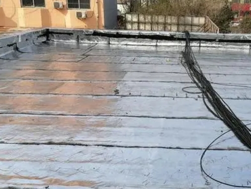 新兴卫生间漏水维修公司分享下新兴屋面楼顶防水刚性防水层施工要点。